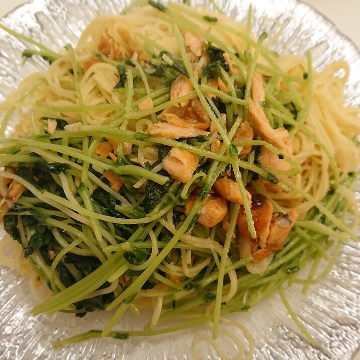 鮭と豆苗のお手軽パスタ♪